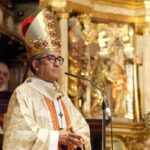 Arzobispo pide recuperar vestido clerical, sotana o clergyman como gesto revolucionario hoy