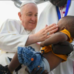Papa Francisco regresa a Roma tras su viaje en África