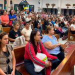 Colombianos encuentran consuelo en la adoración eucarística tras el terremoto